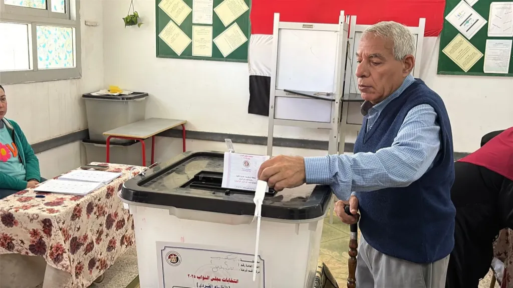 كبار السن يشاركون في المشهد الانتخابي بجولة الإعادة بالرمل
