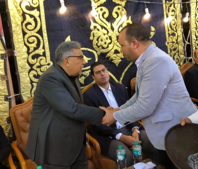 محافظ الدقهلية يُقدم واجب العزاء لأسر ضحايا حريق سوق الخواجات