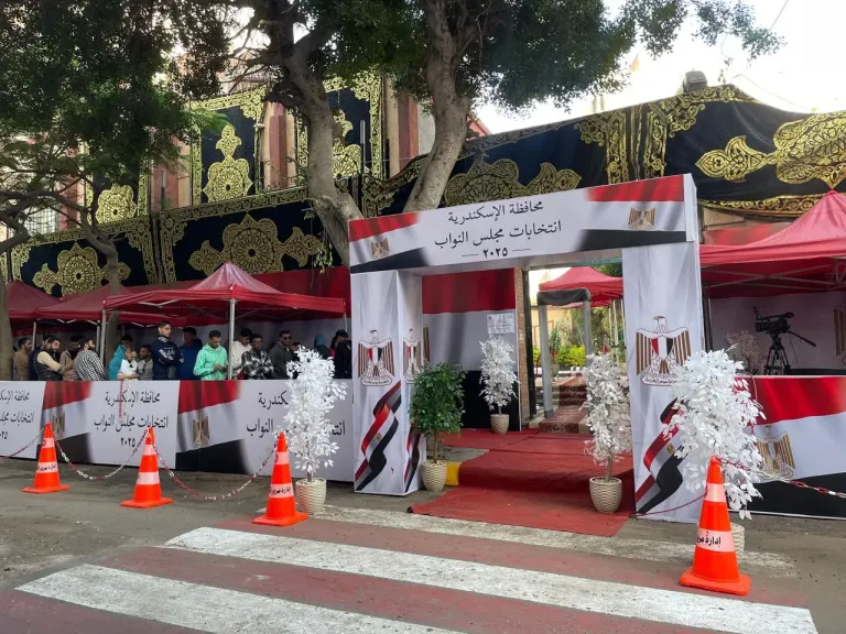 لجان الاقتراع تفتح أبوابها لاستقبال الناخبين في اليوم الثاني من الإعادة بالرمل