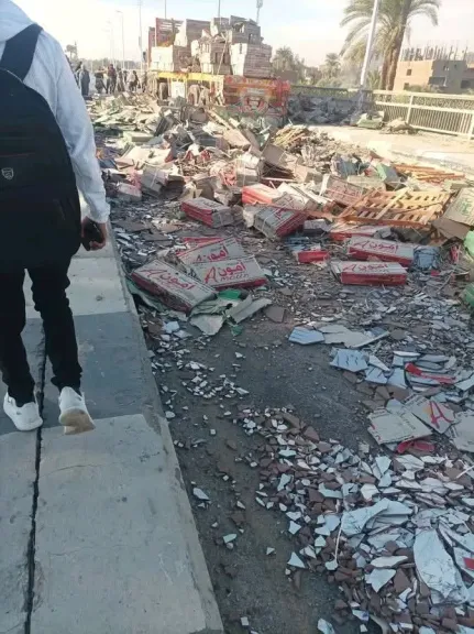 انقلاب تريلا محملة بالسيراميك أعلى كوبري الواسطى بأسيوط