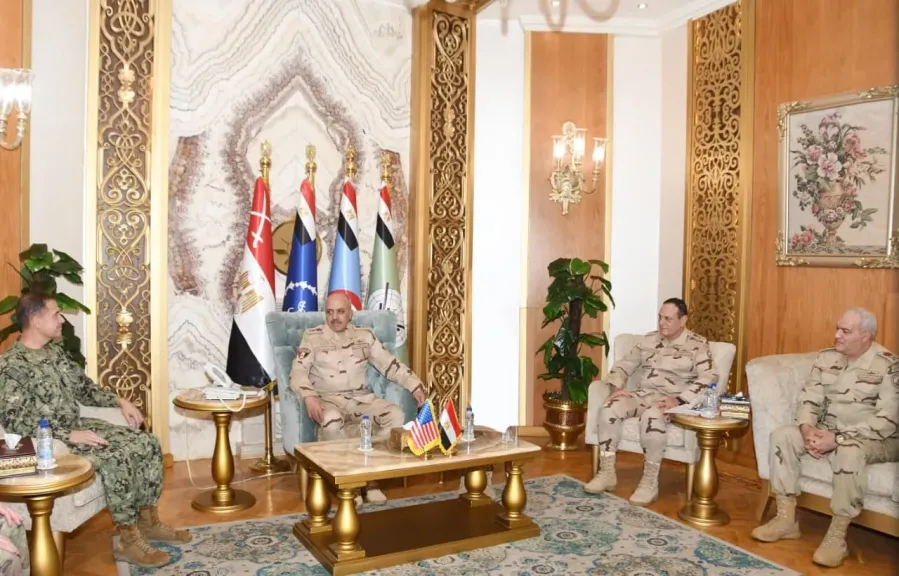 رئيس الأركان يلتقي قائد القيادة المركزية الأمريكية لبحث العلاقات الثنائية وقضايا المنطقة