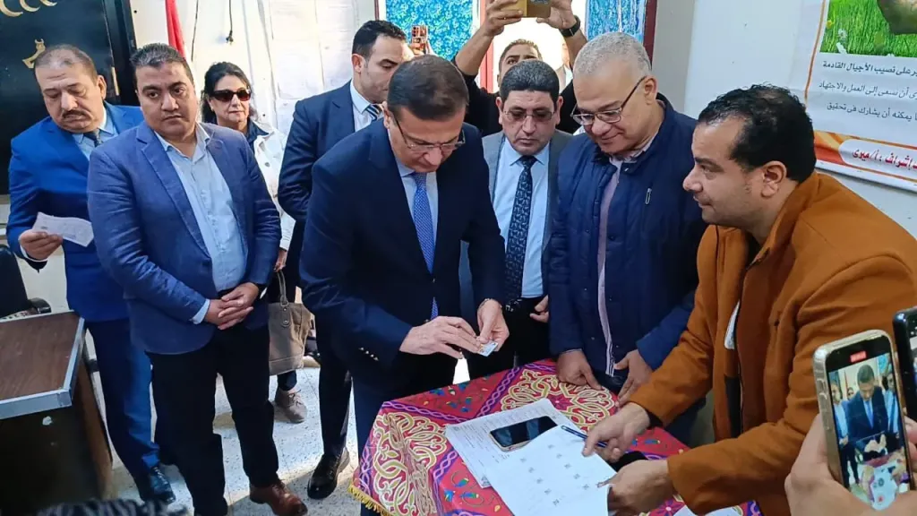 وزير الزراعة يدلي بصوته في مدرسة الرمل بالإسكندرية