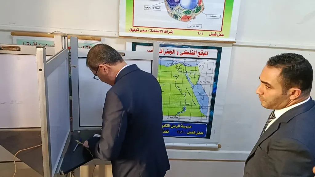وزير الزراعة يدلي بصوته في مدرسة الرمل بالإسكندرية