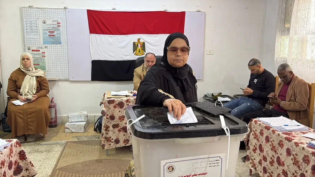 كبار السن في صفوف الناخبين بانتخابات النواب بالرمل