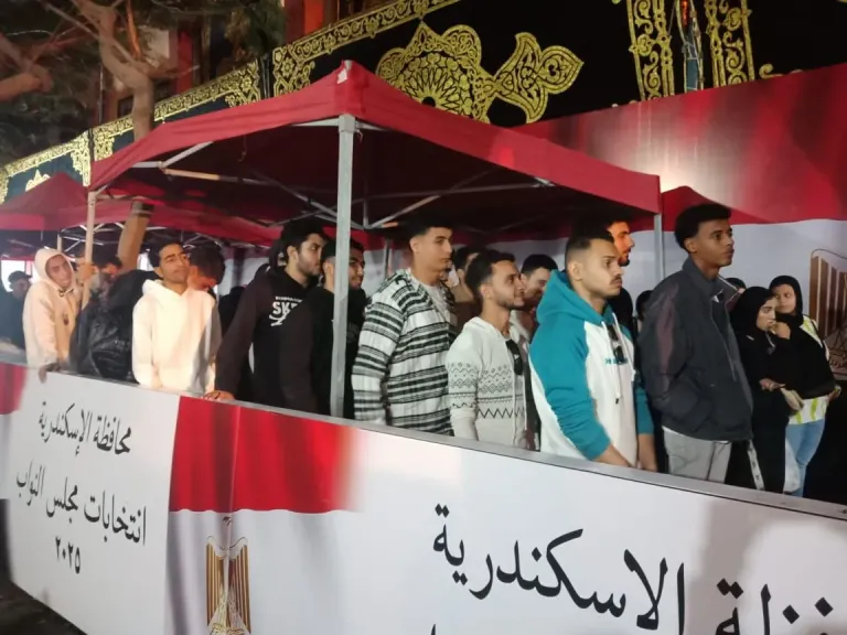 إقبال متزايد في اللحظات الأخيرة قبل غلق صناديق الاقتراع بالإسكندرية»