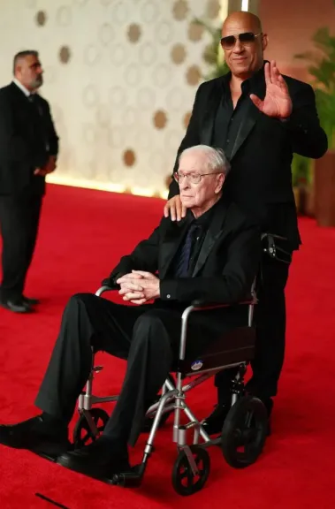 مايكل كين يخطف لحظة مؤثرة على السجادة الحمراء بمساندة فان ديزل