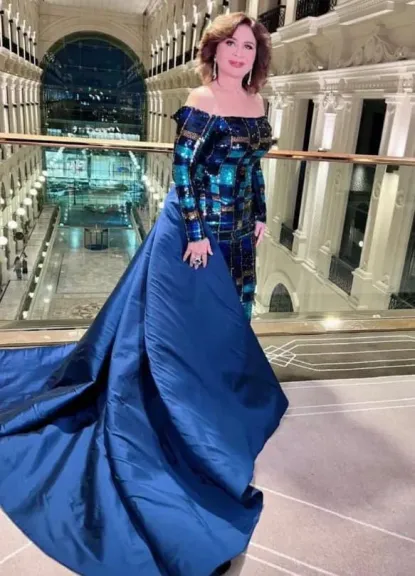 إلهام شاهين تخطف الأنظار بإطلالة زرقاء على ريد كاربت مهرجان البحر الأحمر