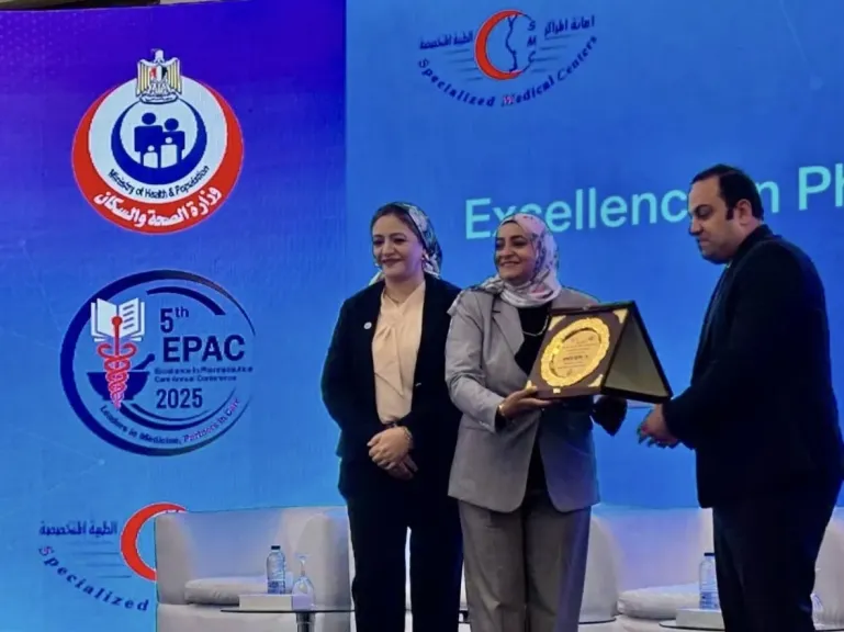 تكريم الدكتورة داليا لطفي بالمؤتمر الخامس لإدارة التفتيش الصيدلي والصيدلة