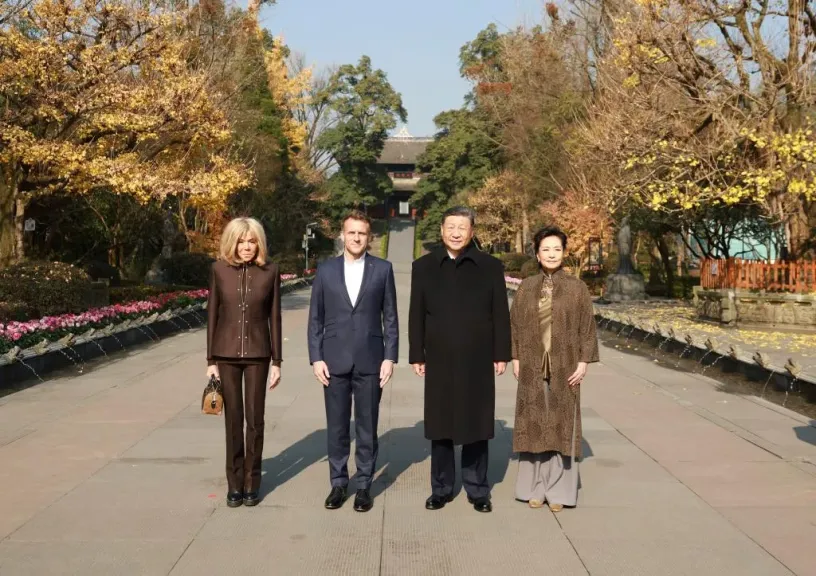 الرئيس الصيني شي يرافق نظيره الفرنسي ماكرون إلى تشنجدو بالصين