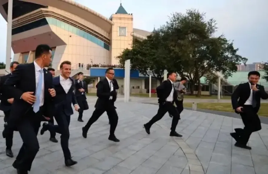 ماكرون يخرق البروتوكول الأمني خلال زيارته الرسمية إلى الصين