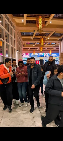 عمرو يوسف  يشاهد فيلمه السلم والثعبان مع الجمهور