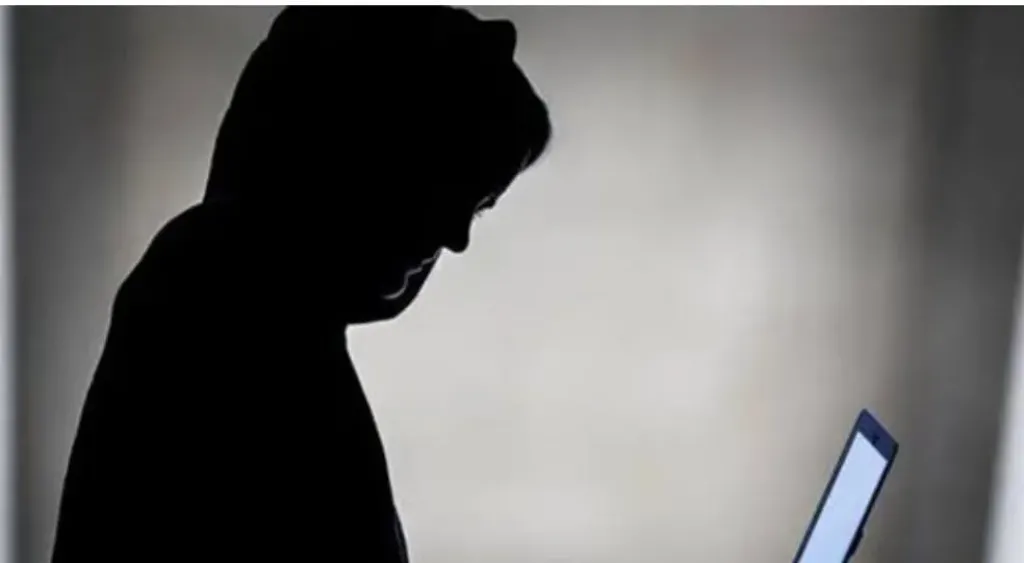 ركب وشها على صور إباحية.. السجن 3 سنوات لشاب هدد سيدة بخطف نجلها ونشر صورها على فيسبوك في قنا