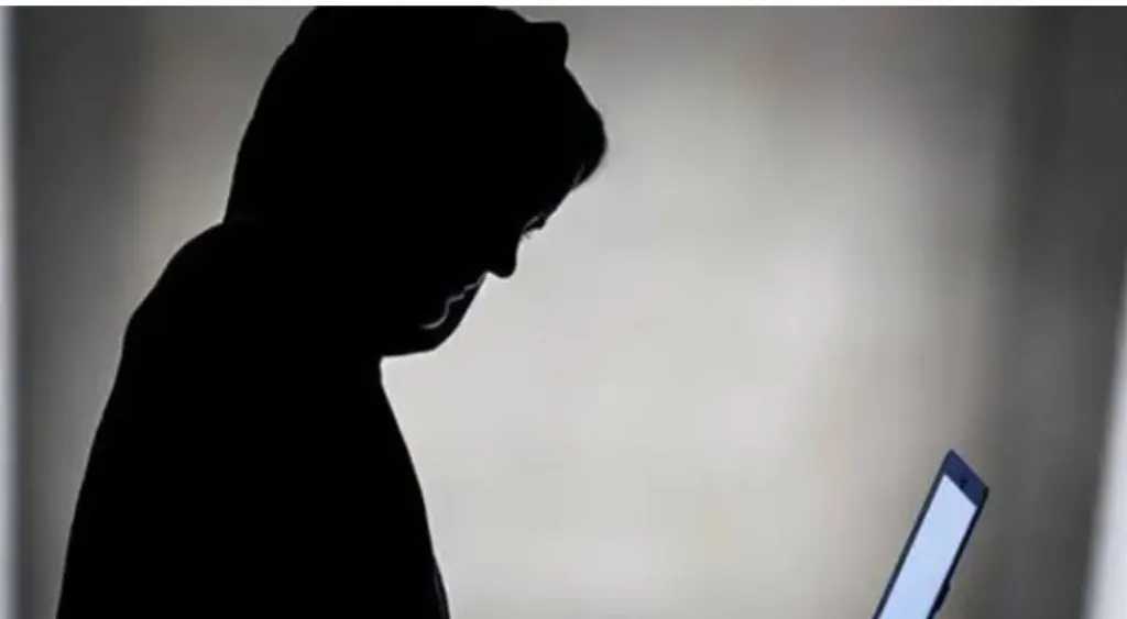 ركب وشها على صور إباحية.. السجن 3 سنوات لشاب هدد سيدة بخطف نجلها ونشر صورها على فيسبوك في قنا