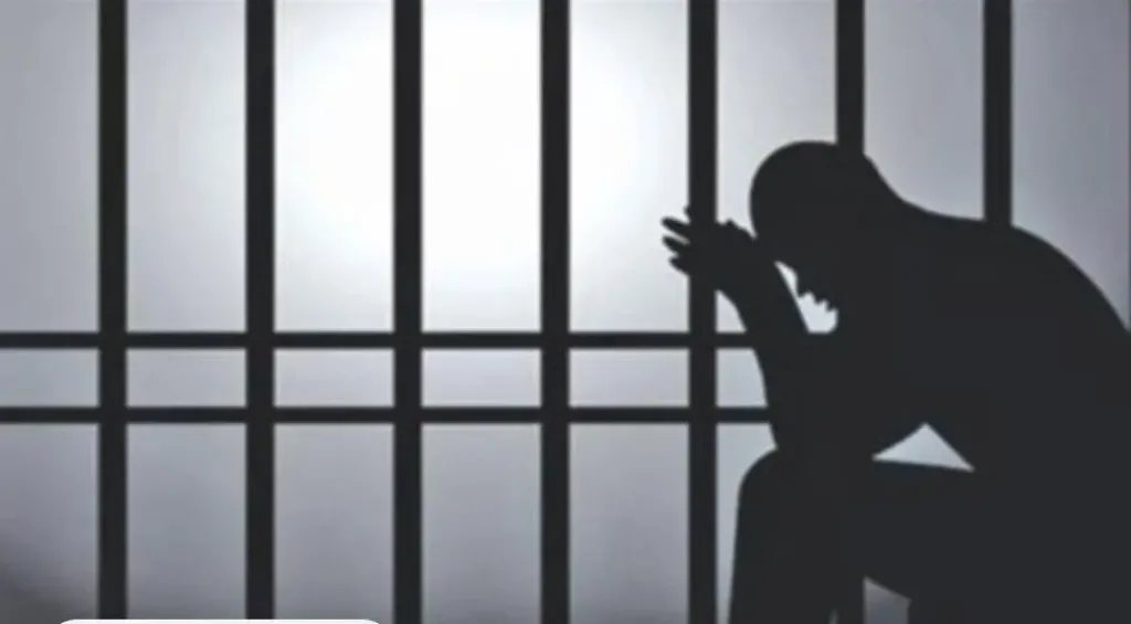 تسبب في قطع التيار أيام.. السجن 3 سنوات لعاطل لسرقة الأسلاك الكهربائية من المقابر بقنا