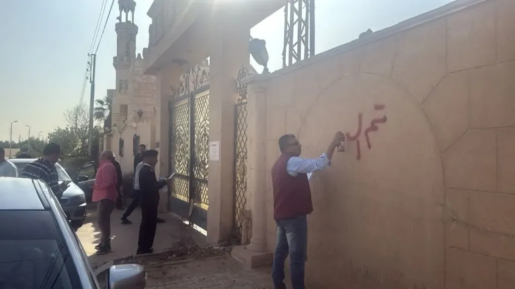 ضربة حازمة ضد المخالفات.. غلق وتشميع منشآت مخالفة على أراضٍ زراعية بالعبور الجديدة