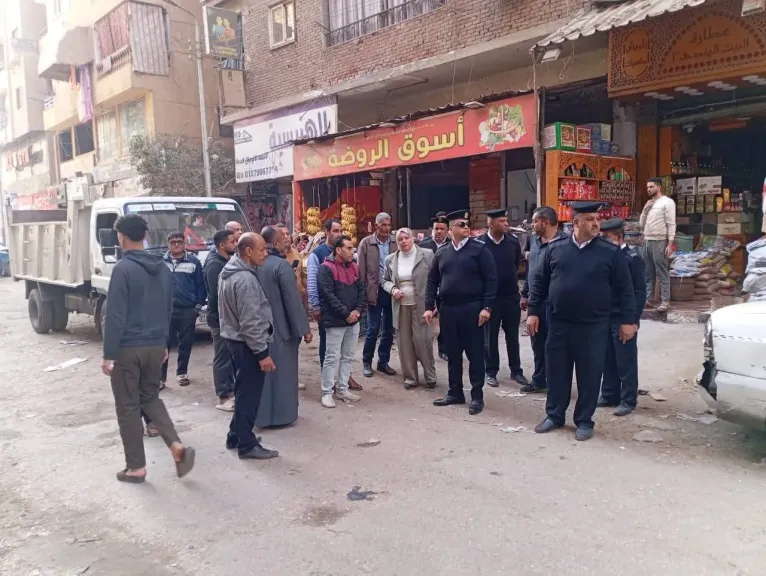 حملة صارمة تعيد الإنضباط لشارع الروضة بشبرا الخيمة بعد سنوات من الفوضى المرورية