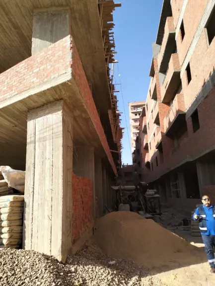 بين الحياة والموت.. إصابة 8 عمال نتيجة إنهيار شدة خشبية ببرج تحت الإنشاء بكفر الجزار