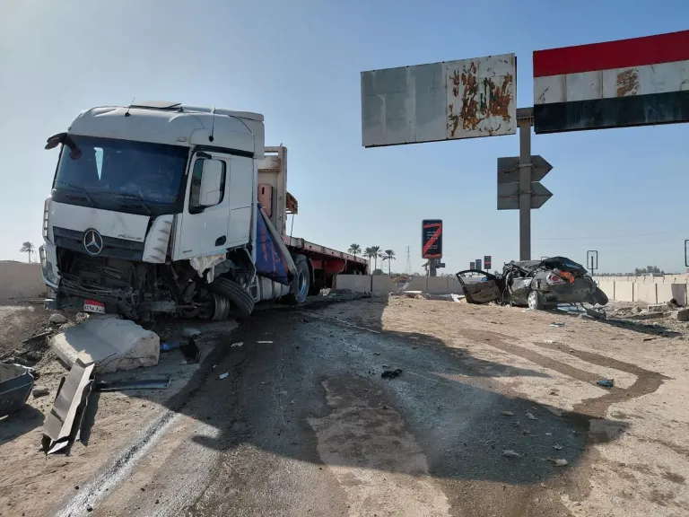 تصادم مروع بين سيارة نقل وملاكي على طريق ”شبرا – بنها الحر”.. وإصابة 4 أشخاص