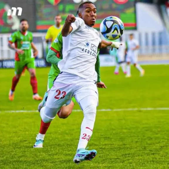 قرار مهم من الأهلي بشأن التعاقد مع المدافع الجزائري أشرف عبادة