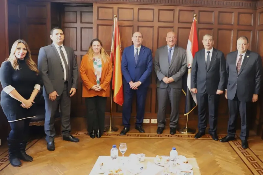 ”غرفة الإسكندرية” تبحث سبل التعاون مع المستشار الاقتصادي والتجاري بإسبانيا