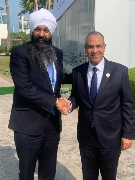 لحيته أثارت جدلاً بعد لقاء وزير الخارجية.. من هو وزير الخارجية الكندي؟