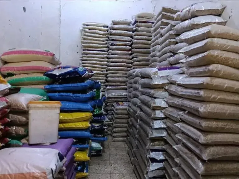 حملة مفأجاة تكشف المستور.. ضبط 2.5 طن أرز و700 لتر زيت داخل تانك حديدي بشبين القناطر