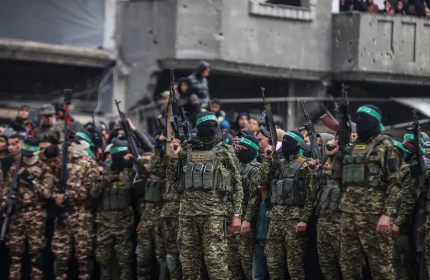 نيويورك تايمز : حماس تستعيد قوتها بقطاع غزة وتملأ الفراغ