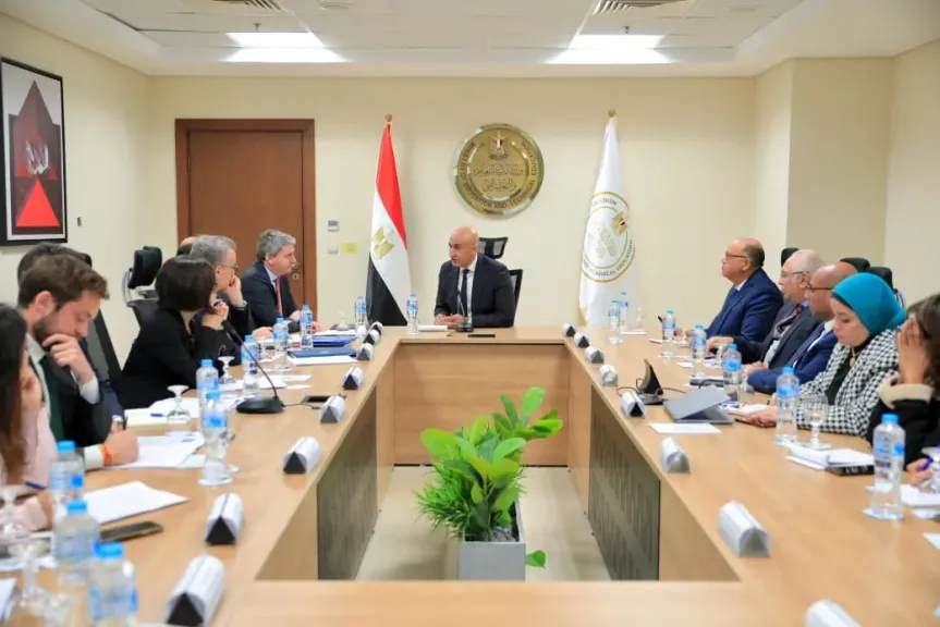 «عبداللطيف» يبحث مع وفد بنك الاستثمار الأوروبي التعاون في تطوير التعليم الفني والتوسع بمدارس التكنولوجيا التطبيقية