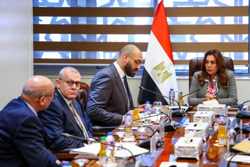 منال عوض تبحث مع قيادات وزارة الاتصالات عدد من الملفات بعمل وزارتى التنمية المحلية والبيئة