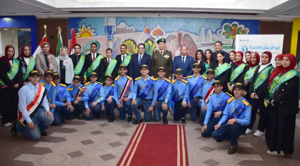 قوات الدفاع الشعبي والعسكري تنظم زيارة لعدد من طلبة جامعة القاهرة وطلبة مدارس التأسيس العسكرى لمستشفى أبو الريش للأطفال