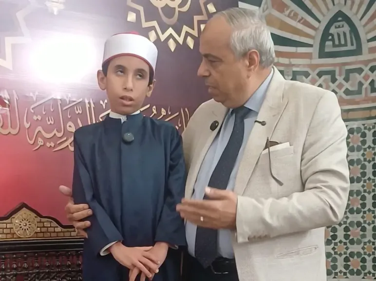 أول ما نطق به لسانه القرآن.. عمر الكفيف ذو البصيرة يبهر مسابقة بورسعيد الدولية بموهبته الخارقة