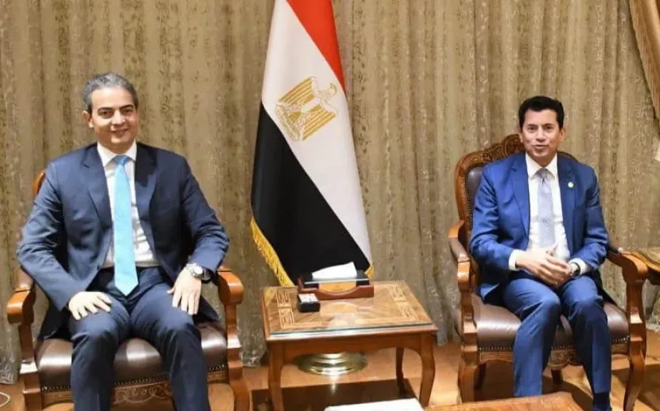 نقيب الإعلاميين يهنئ وزير الشباب لاختياره رئيسًا للجنة الدولية للتربية والرياضة