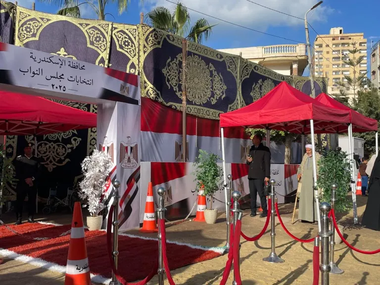 لجان الاقتراع تفتح أبوابها استعدادًا لاستقبال الناخبين بدائرة المنتزة في الإعادة