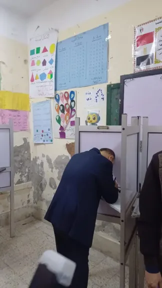 رئيس جامعة أسيوط يدلي بصوته في انتخابات مجلس النواب