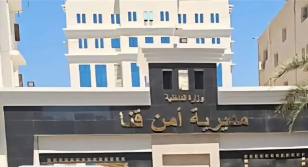 متهم في عدة قضايا.. القبض على شاب بحوزته بندقية آلية وكمية من الشابو المخدر بقنا