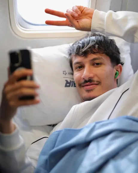 بعثة بيراميدز ترفع شعارات النصر في مطار القاهرة قبل المغادرة للدوحة