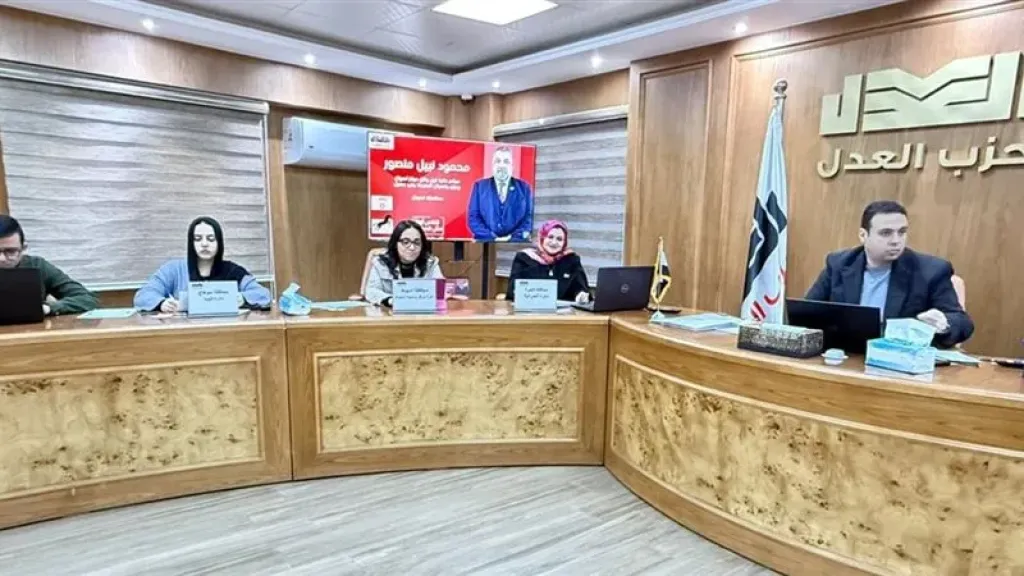 بحضور النائب عبد المنعم إمام.. غرفة العمليات المركزية بحزب العدل تتابع سير الانتخابات