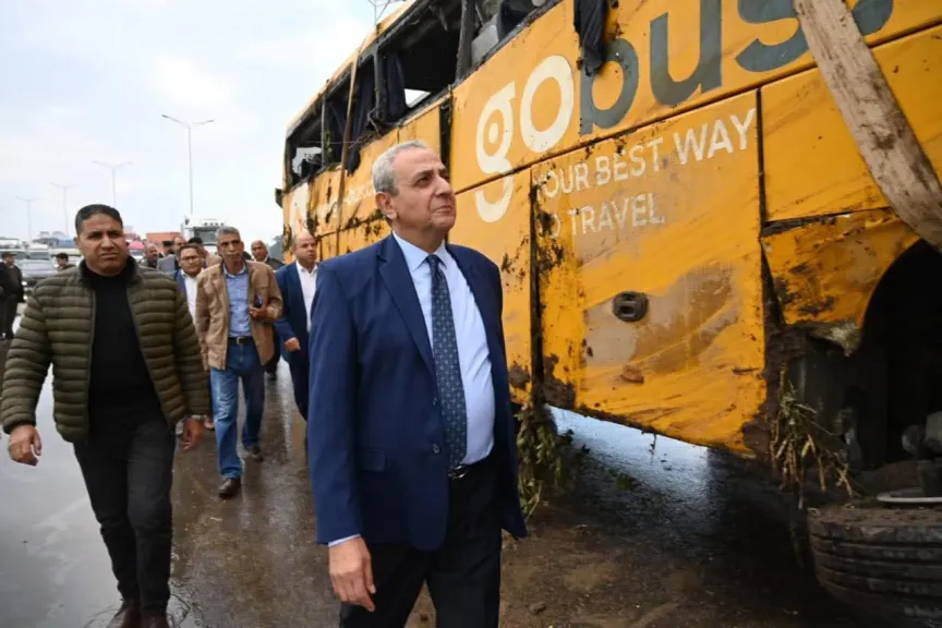 محافظ الغربية يتابع حادث انقلاب أتوبيس بكفر الزيات ويطمئن على المصابين