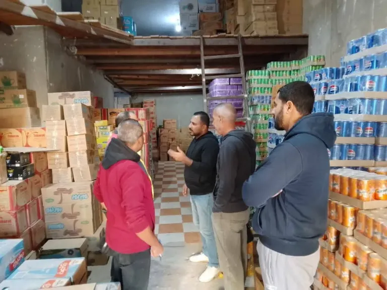 في حملة مفاجئة.. تموين القليوبية يكشف مستودعًا خفيًا للسلع الغذائية المجهولة