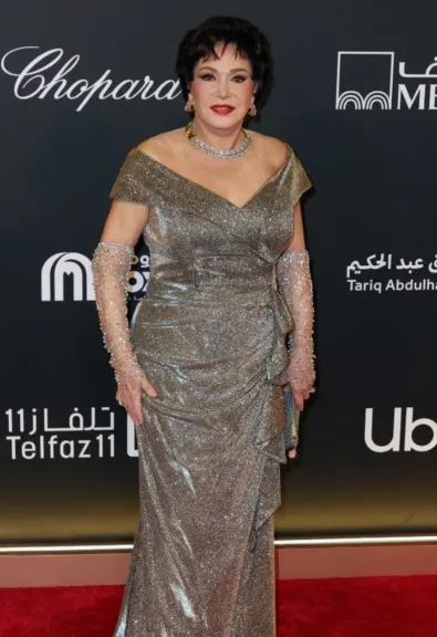 العمر مجرد رقم.. لبلبه تتألق بفستان فضي طويل في ختام مهرجان البحر الأحمر