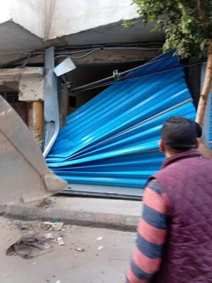 شقة سكنية حولوها محلات.. لحظة إزالة بناء مخالف بمدينة نجع حمادي في قنا