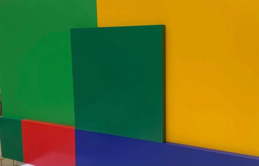 أشرف شاكر يوقّع معرضه الجديد «موزون»… حداثة الباوهاوس تنبض في قاعة صلاح طاهر