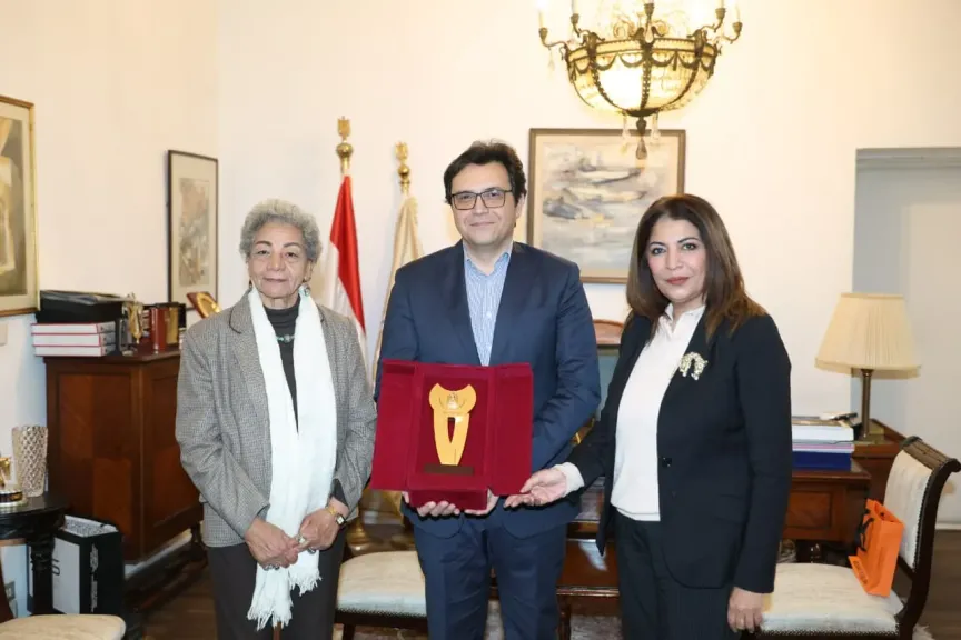 احتفاء مصري بفوز عالمي.. وزير الثقافة يكرّم الأديبة سلوى بكر بدرع الوزارة بعد تتويجها بجائزة البريكس