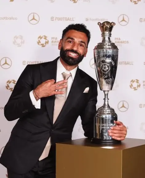 ” بفتخر بيك في كل حتة..الملك المصري..كلنا بنحبك..ياجبل مايهزك ريح” .. نجوم الفن يدعمون محمد صلاح في أزمته مع ليفربول