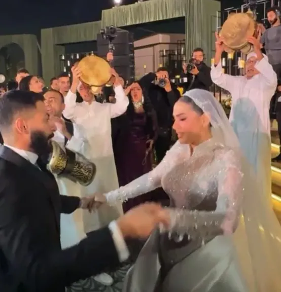 أبو العروسة يغني وأحمد السقا يشعل الفرح بوصلة طبل..من زفاف ابنة هنيدي