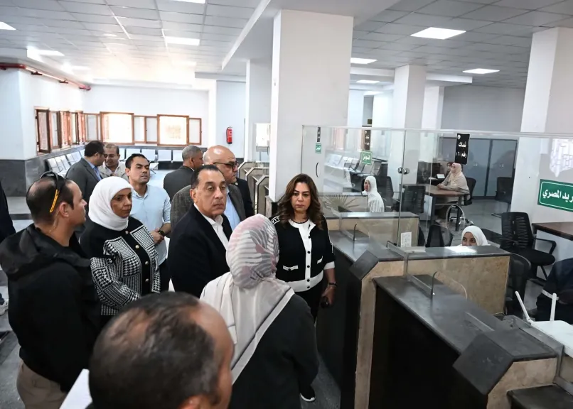 خدمات مميكنة 100%.. مدبولي يتفقد مركز طحانوب التكنولوجي