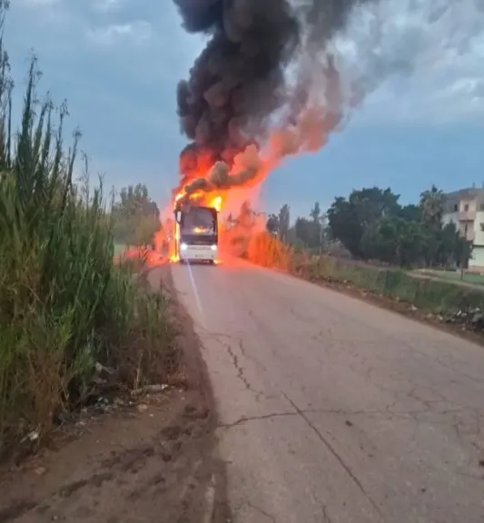 النيران تلتهم اتوبيس ركاب على طريق سيدي سالم كفر الشيخ