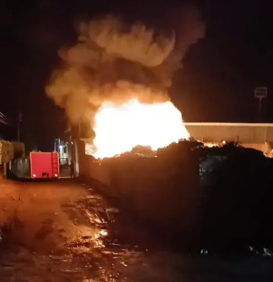 مجهول يشعل النيران في مخزن لتجميع الخردة بقرية الرملة بكفر الشيخ