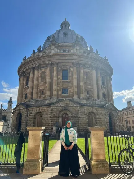 من الفيوم إلى أكسفورد.. كيف أصبحت هبة راشد نموذجًا رائدًا في دعم الرعاية الصحية والعمل المجتمعي