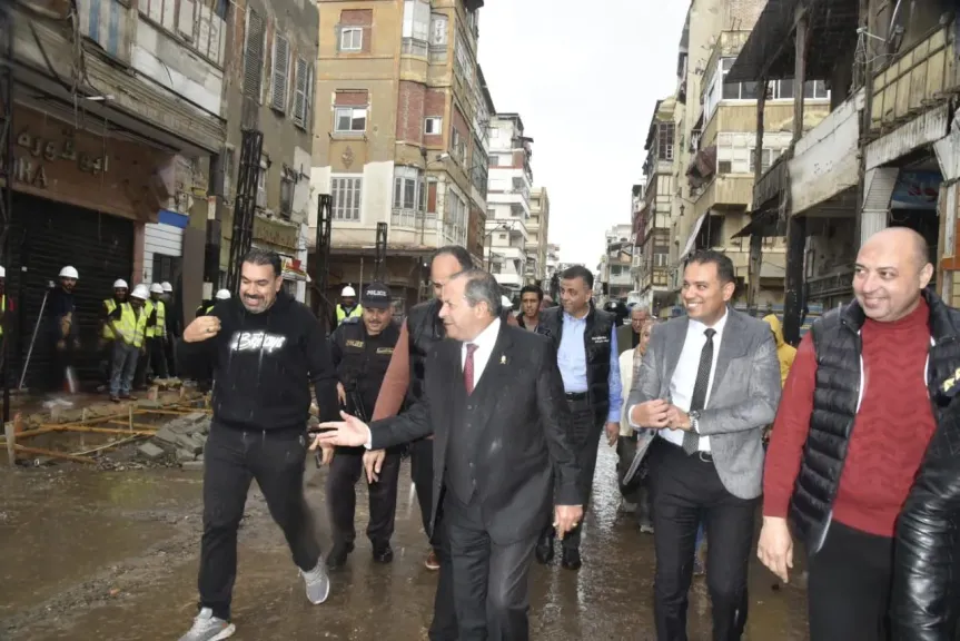 تحت الأمطار.. محافظ بورسعيد يتابع أعمال تطوير شارعي الحميدي والتجاري